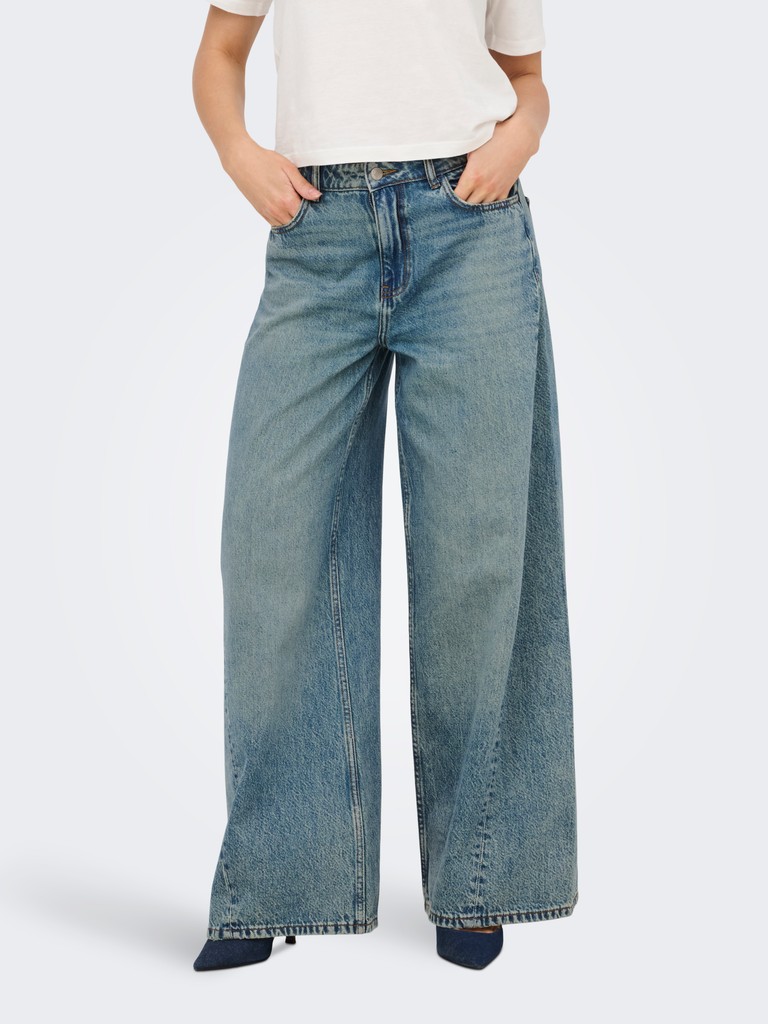 JDYCARINA ASYMMETRIC WIDE JEAN, Medium Blue Denim — Εφαρμογή σε μοντέλο