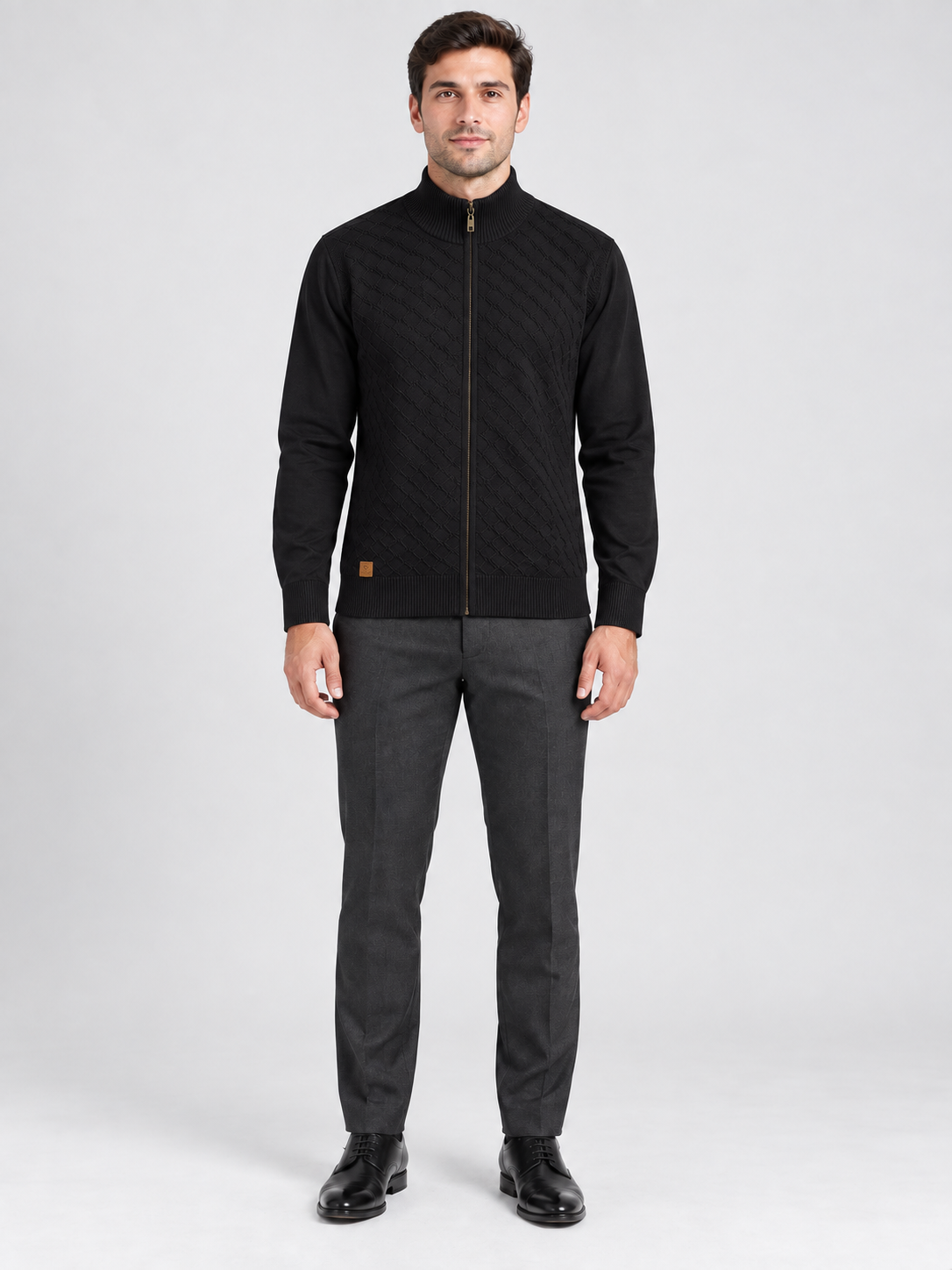 Frank Tailor Y-821 — Μαύρο — Ολόσωμη μπροστινή όψη Frank Tailor Y-821 — Μαύρο — Ολόσωμη μπροστινή όψη σε μοντέλο – ψηφιακή απεικόνιση